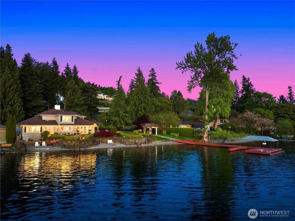 Photo of 1815 E Lake Sammamish Pkwy Pkwy NE, Sammamish, WA 98074 (MLS # 2353119)