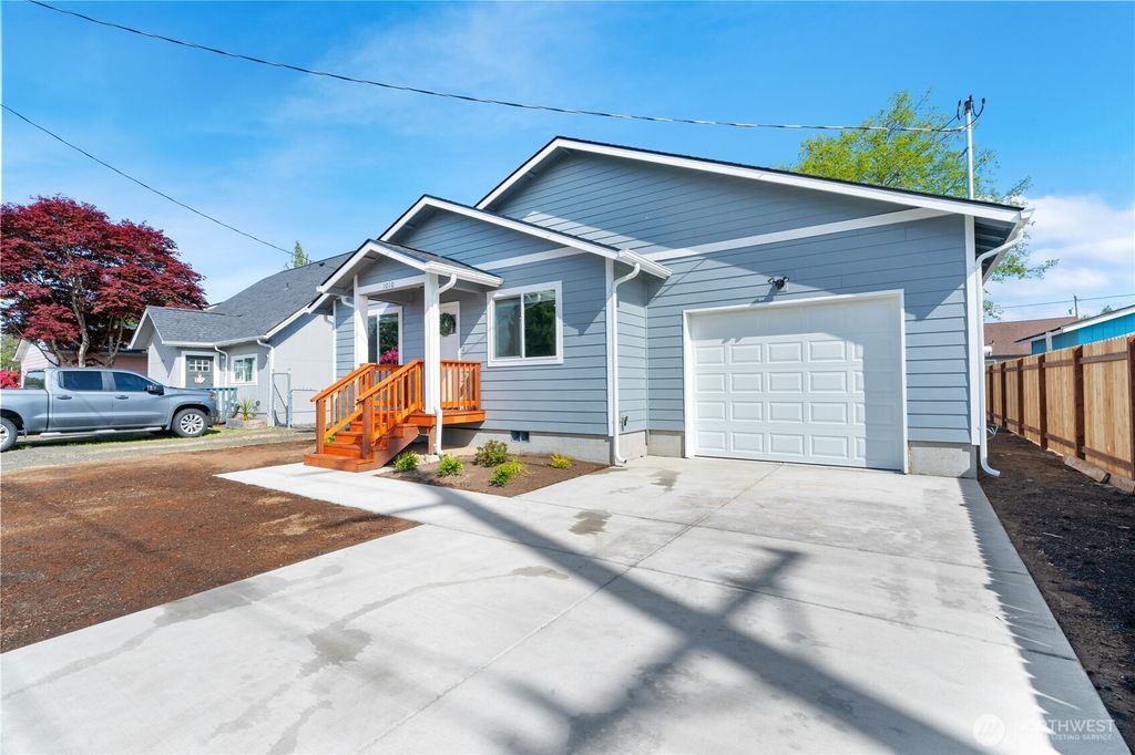 Photo of 1010 Macfarlane Street, Aberdeen, WA 98520 (MLS # 2517391)