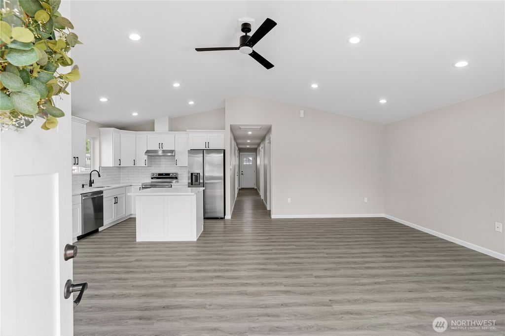 Photo of 1010 Macfarlane Street, Aberdeen, WA 98520 (MLS # 2517391)