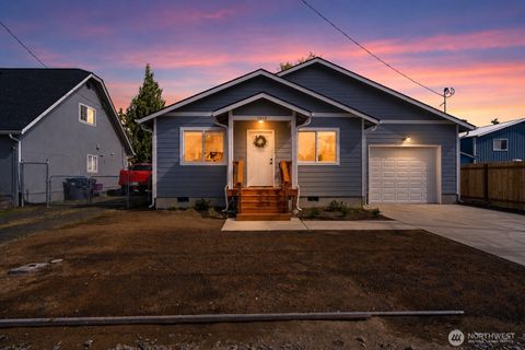 Photo of 1010 Macfarlane Street, Aberdeen, WA 98520 (MLS # 2517391)