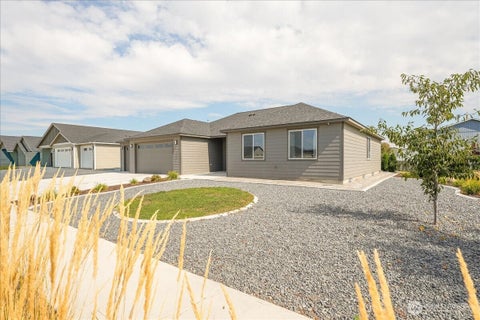 Photo of 203 N Gold Cup Dr. DR, Moses Lake, WA 98837 (MLS # 2579436)