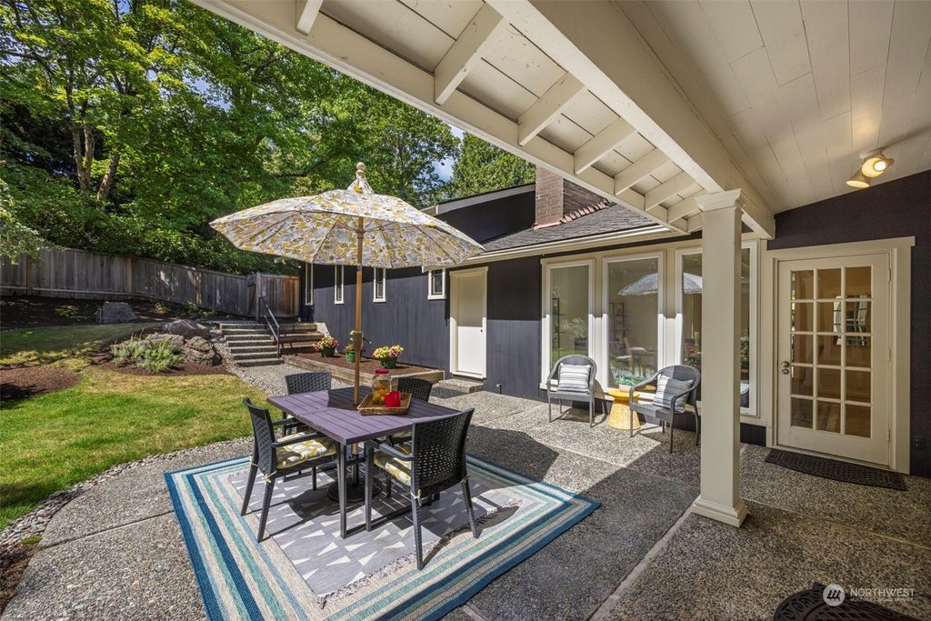 Photo of 2001 77th Avenue NE, Medina, WA 98039 (MLS # 2293625)