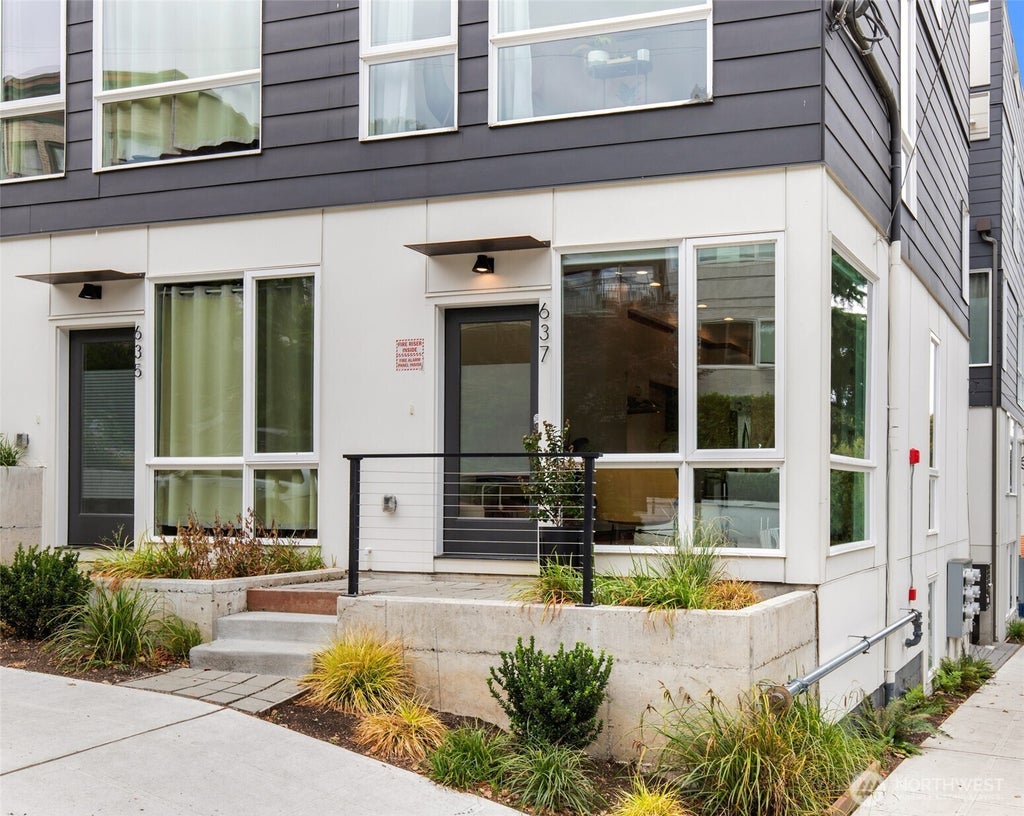 Photo of 637 13th Avenue E, Seattle, WA 98102 (MLS # 2592889)