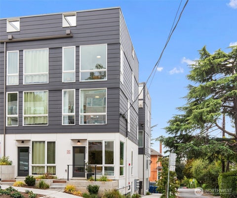Photo of 637 13th Avenue E, Seattle, WA 98102 (MLS # 2592889)