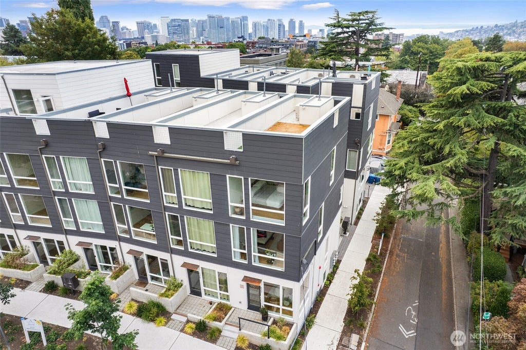 Photo of 637 13th Avenue E, Seattle, WA 98102 (MLS # 2592889)