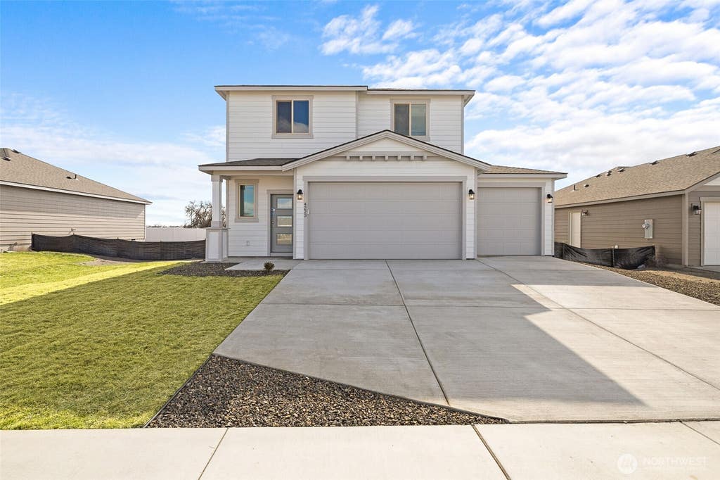Photo of 4223 W Sandy Ct Ct, Moses Lake, WA 98837 (MLS # 2553090)