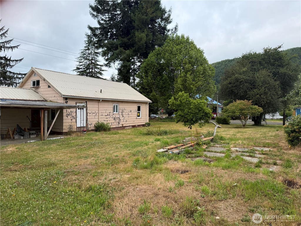 Photo of 1507 Park Avenue, Raymond, WA 98577 (MLS # 2559654)