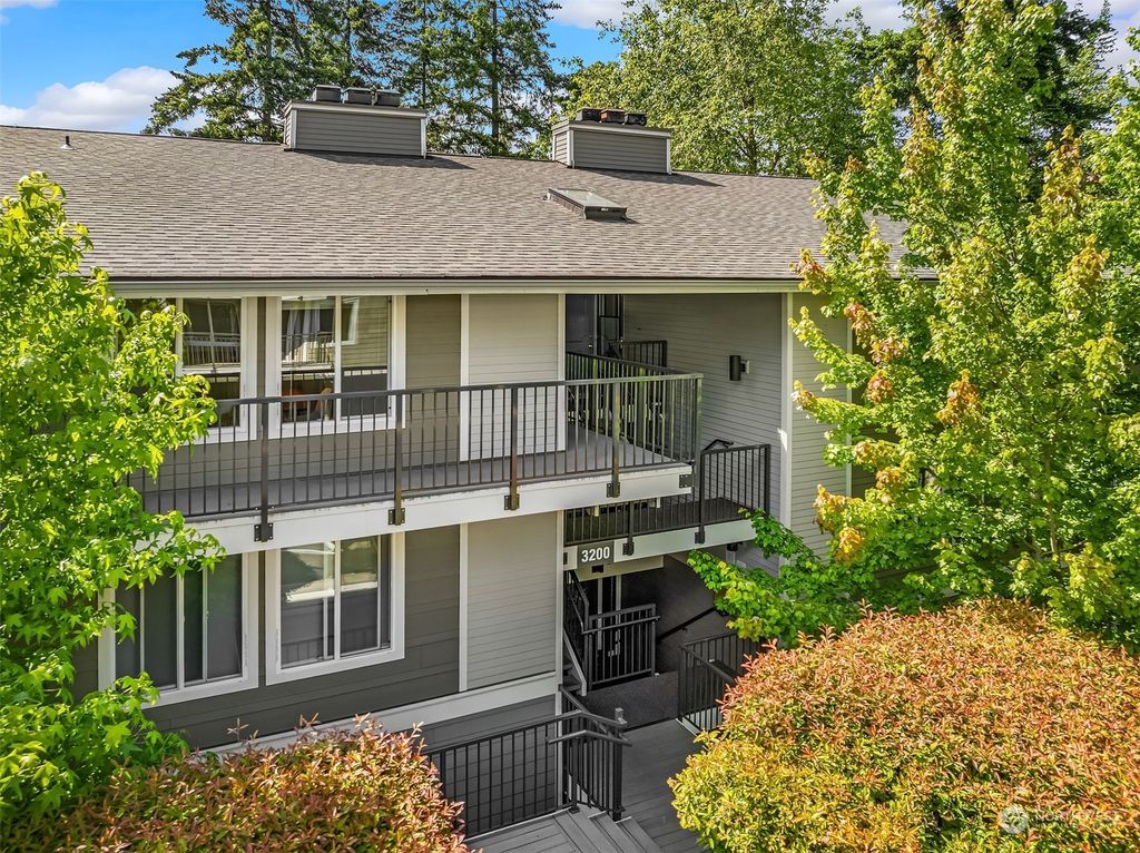 Photo of 3200 80th Avenue SE #5, Mercer Island, WA 98040 (MLS # 2251551)