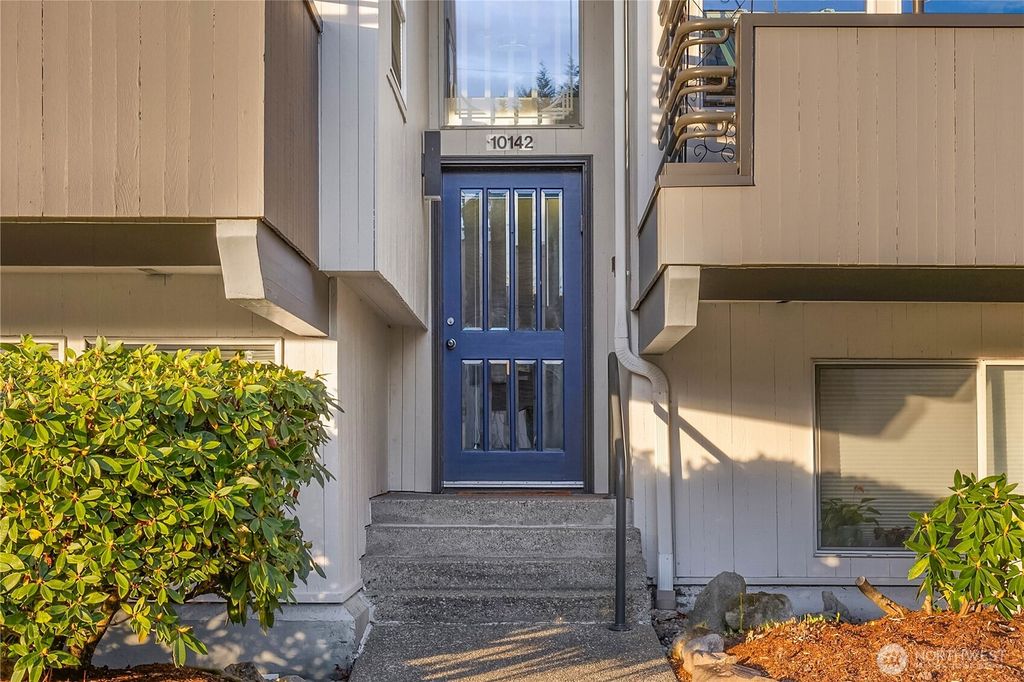 Photo of 10142 NE 63rd Street, Kirkland, WA 98033 (MLS # 2486077)