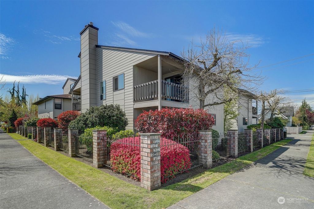 Photo of 1906 Colby Avenue #6, Everett, WA 98201 (MLS # 2218573)