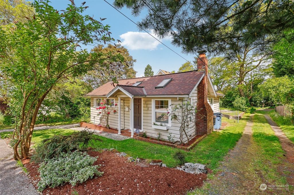 Photo of 814 NE 92nd Street, Seattle, WA 98115 (MLS # 2234449)