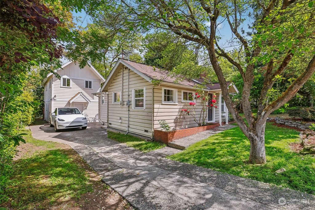 Photo of 814 NE 92nd Street, Seattle, WA 98115 (MLS # 2234449)