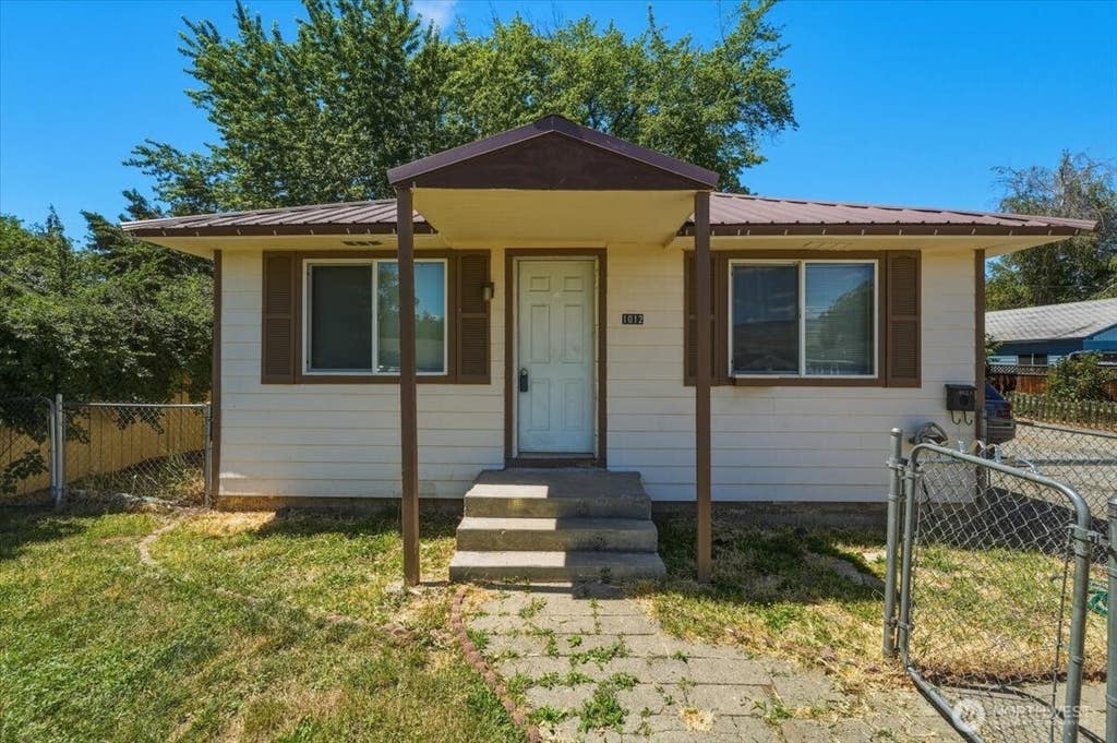 Photo of 1012 Yale Avenue, Wenatchee, WA 98801 (MLS # 2541996)