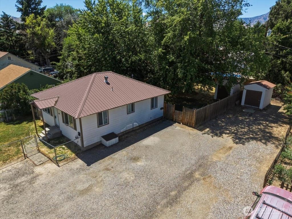 Photo of 1012 Yale Avenue, Wenatchee, WA 98801 (MLS # 2541996)