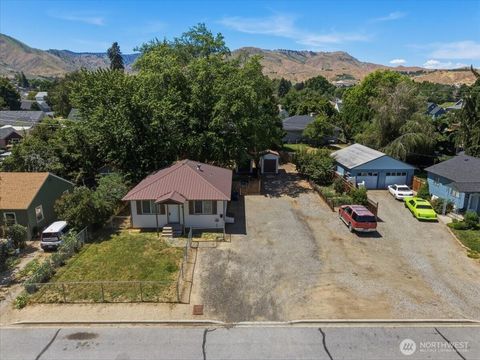 Photo of 1012 Yale Avenue, Wenatchee, WA 98801 (MLS # 2541996)