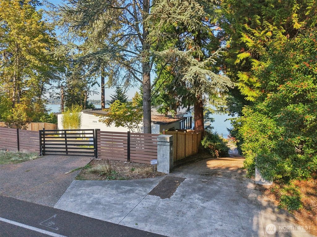 Photo of 7220 N Mercer Way, Mercer Island, WA 98040 (MLS # 2449152)