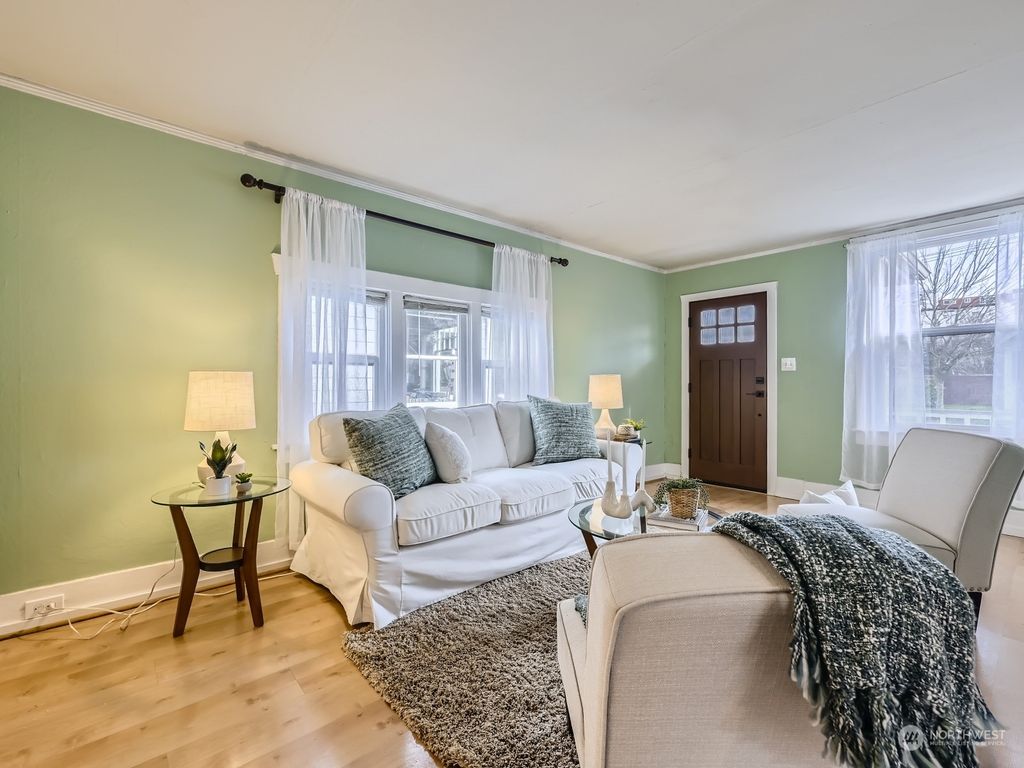 Photo of 5623 Brooklyn Avenue NE, Seattle, WA 98105 (MLS # 2200045)