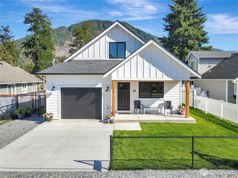 Photo of 716 Givens Avenue, Darrington, WA 98241 (MLS # 2558402)