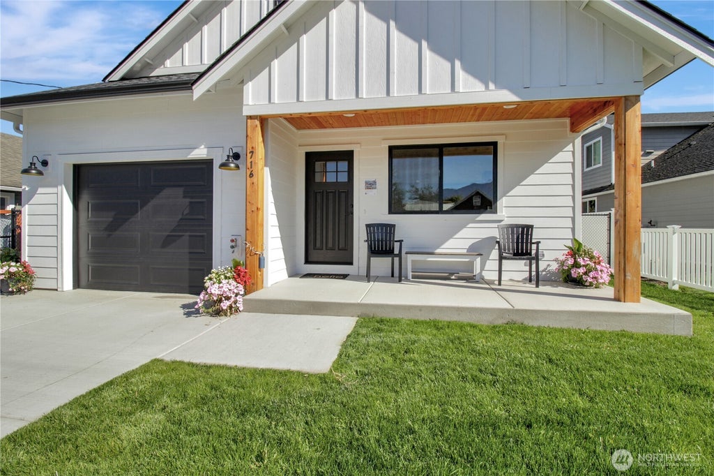 Photo of 716 Givens Avenue, Darrington, WA 98241 (MLS # 2558402)