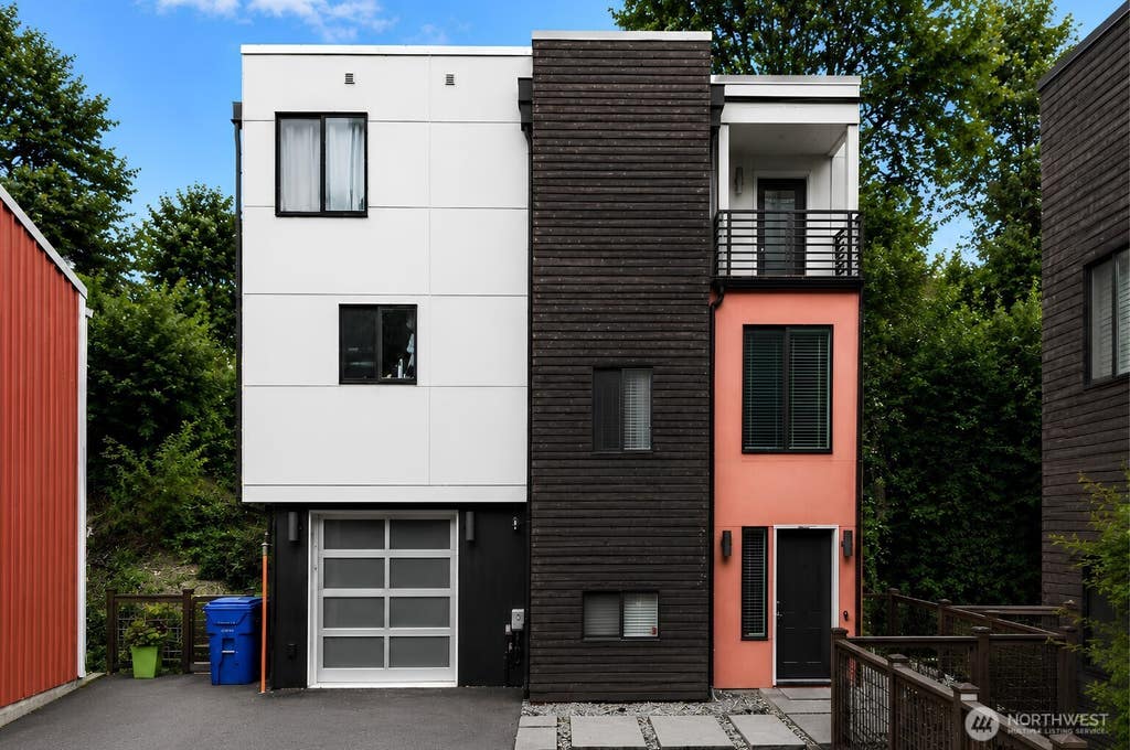 Photo of 2122 NE 89th St ST, Seattle, WA 98115 (MLS # 2574214)