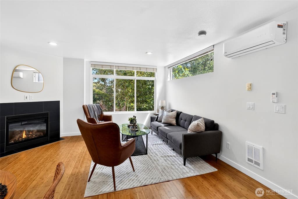 Photo of 2122 NE 89th St ST, Seattle, WA 98115 (MLS # 2574214)