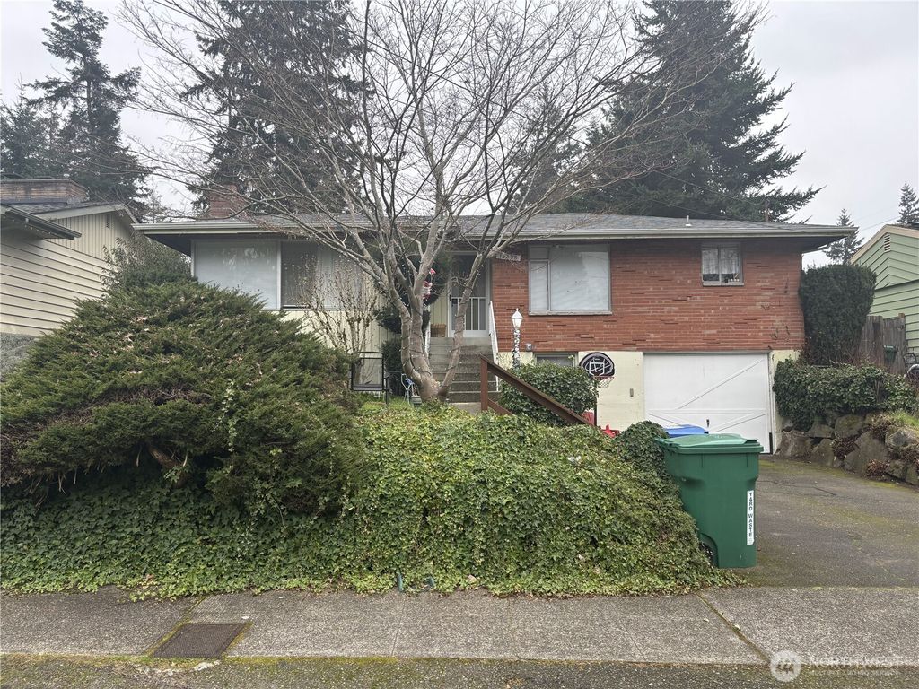 Photo of 13308 28th Avenue NE, Seattle, WA 98125 (MLS # 2482911)