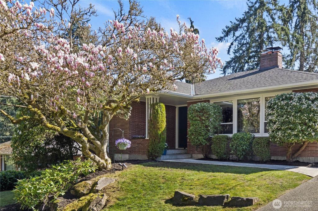 Photo of 541 NE 130th Street, Seattle, WA 98125 (MLS # 2499589)