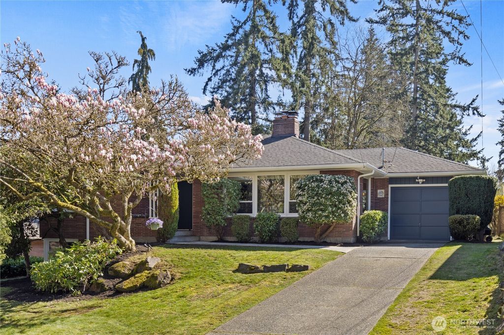 Photo of 541 NE 130th Street, Seattle, WA 98125 (MLS # 2499589)