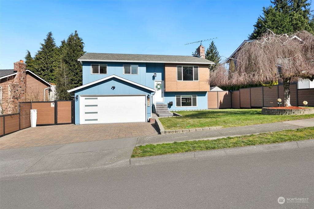 Photo of 2728 NE 23rd Place, Renton, WA 98056 (MLS # 2207937)