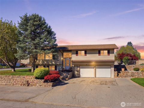 Photo of 214 S Kansas Avenue, East Wenatchee, WA 98802 (MLS # 2509244)