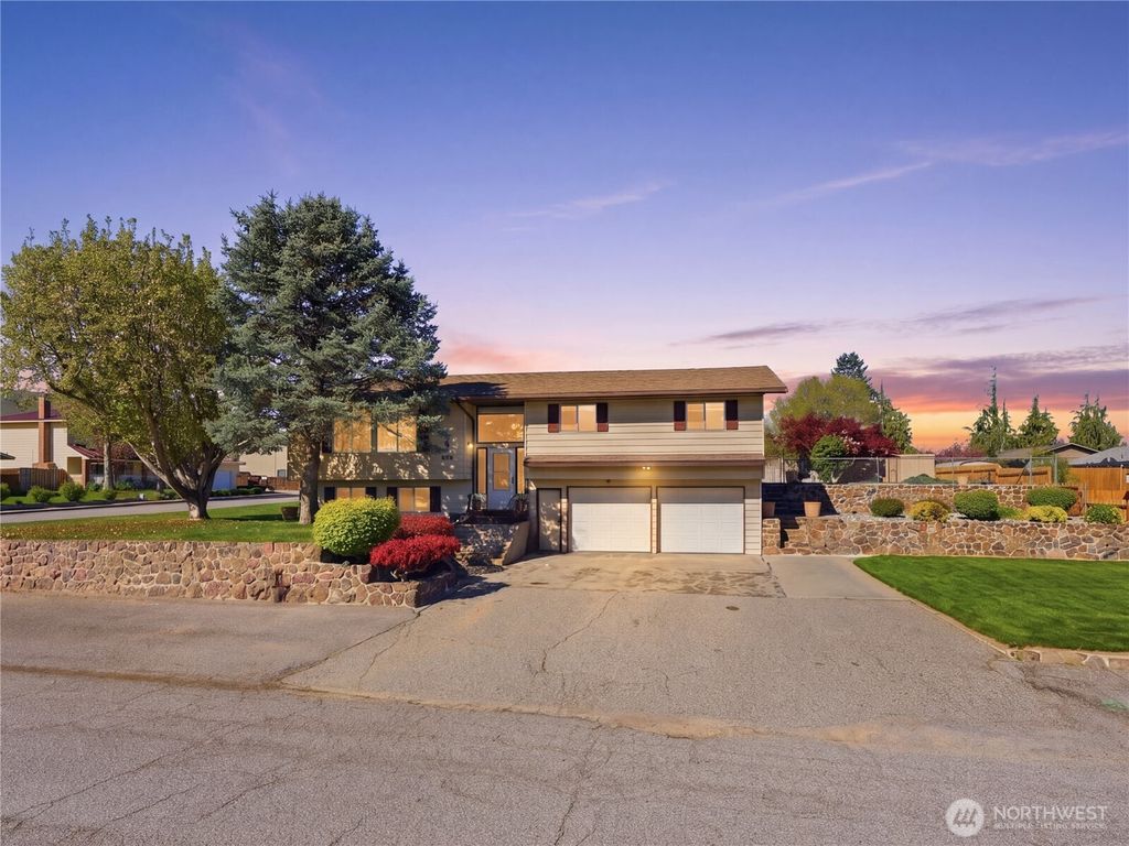 Photo of 214 S Kansas Avenue, East Wenatchee, WA 98802 (MLS # 2509244)