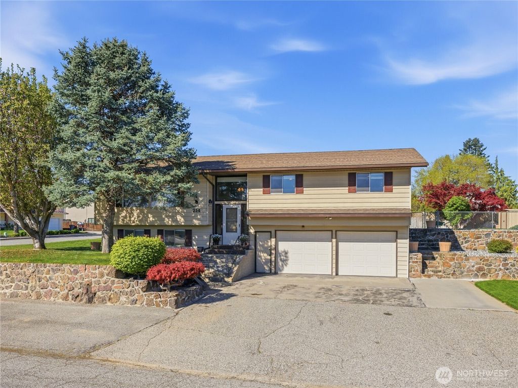 Photo of 214 S Kansas Avenue, East Wenatchee, WA 98802 (MLS # 2509244)