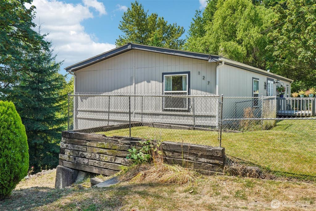 Photo of 127 Pioneer Avenue NE, Castle Rock, WA 98611 (MLS # 2564695)