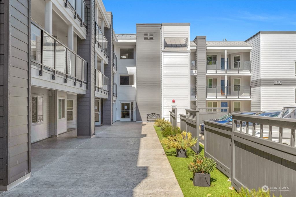 Photo of 410 2nd Avenue S #204, Kirkland, WA 98033 (MLS # 2168629)