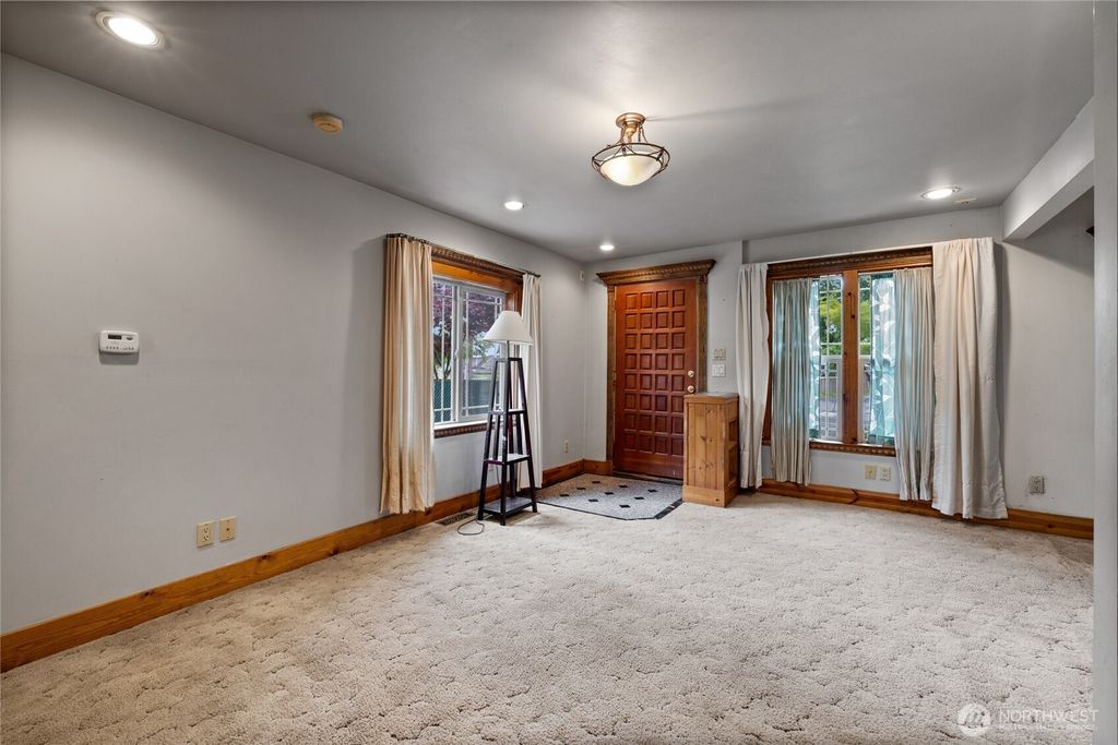 Photo of 401 7th Street NW, Puyallup, WA 98371 (MLS # 2528727)