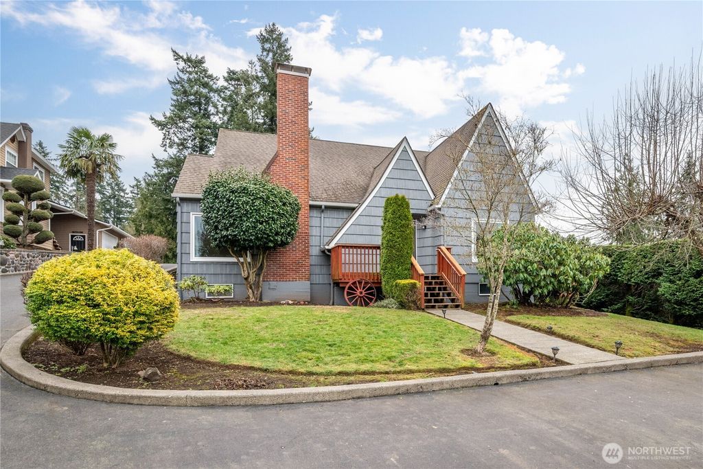 Photo of 2 Country Club Drive, Longview, WA 98632 (MLS # 2471886)