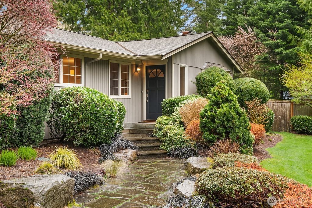 Photo of 900 SW Cedarglade Drive, Issaquah, WA 98027 (MLS # 2354718)