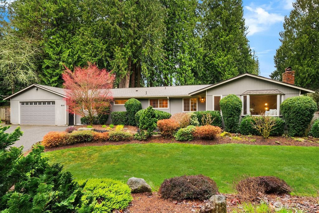 Photo of 900 SW Cedarglade Drive, Issaquah, WA 98027 (MLS # 2354718)
