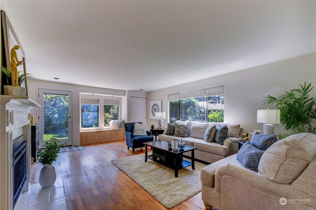 Photo of 11406 NE 103rd Place, Kirkland, WA 98033 (MLS # 2138057)