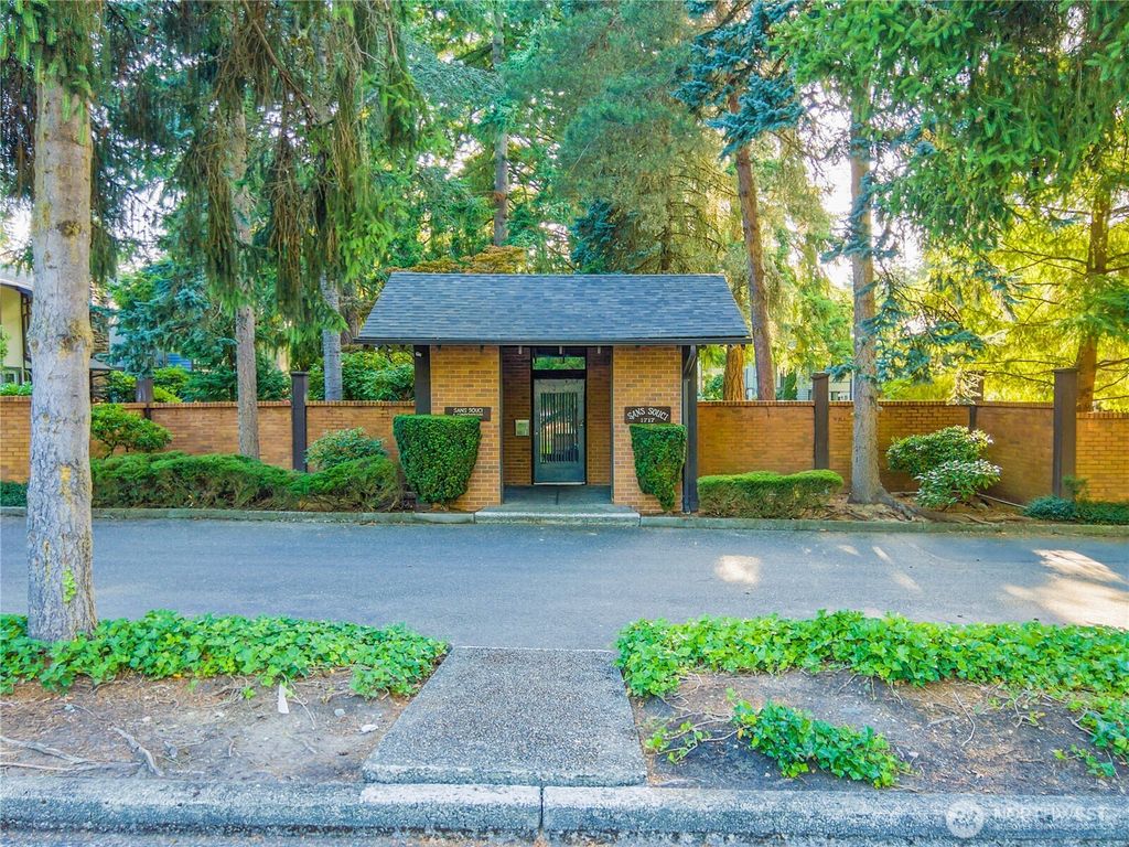 Photo of 1717 150th Avenue SE #31, Bellevue, WA 98007 (MLS # 2494499)