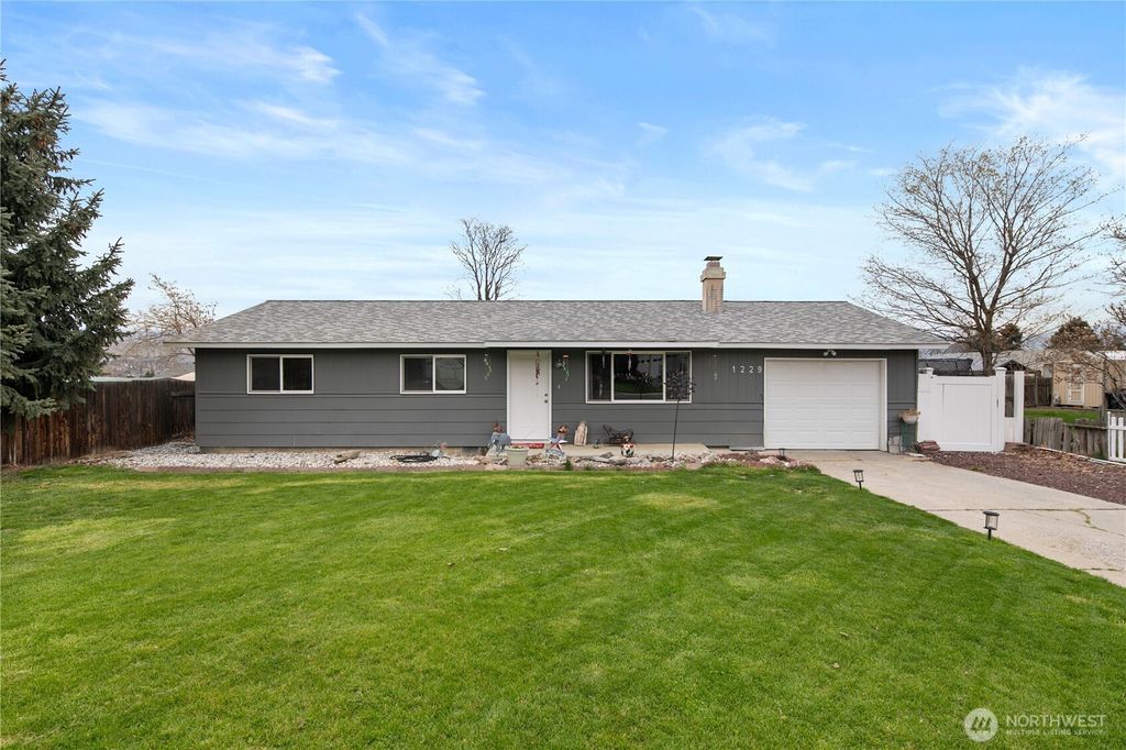 Photo of 1229 Malaga Avenue, Wenatchee, WA 98801 (MLS # 2500723)