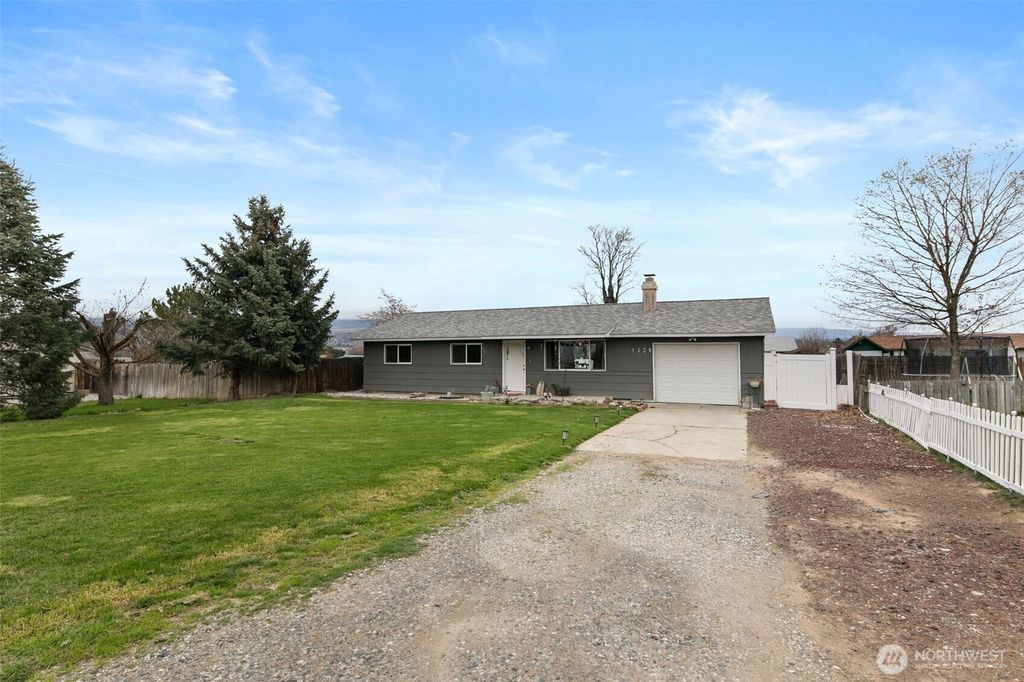 Photo of 1229 Malaga Avenue, Wenatchee, WA 98801 (MLS # 2500723)