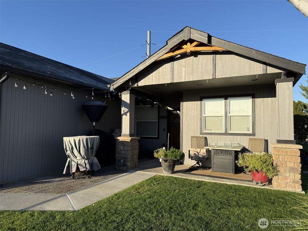Photo of 1324 S Cougar Drive, Moses Lake, WA 98837 (MLS # 2510002)