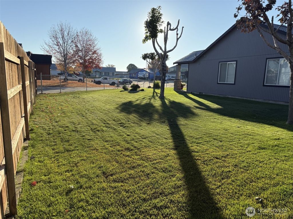 Photo of 1324 S Cougar Drive, Moses Lake, WA 98837 (MLS # 2510002)