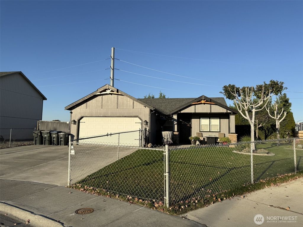 Photo of 1324 S Cougar Drive, Moses Lake, WA 98837 (MLS # 2510002)