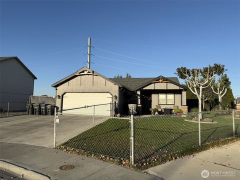 Photo of 1324 S Cougar Drive, Moses Lake, WA 98837 (MLS # 2510002)