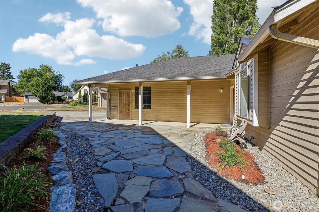 Photo of 1643 S 245th Place, Des Moines, WA 98198 (MLS # 2567701)