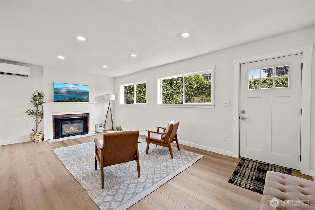 Photo of 7056 S 128th Street, Seattle, WA 98178 (MLS # 2550248)
