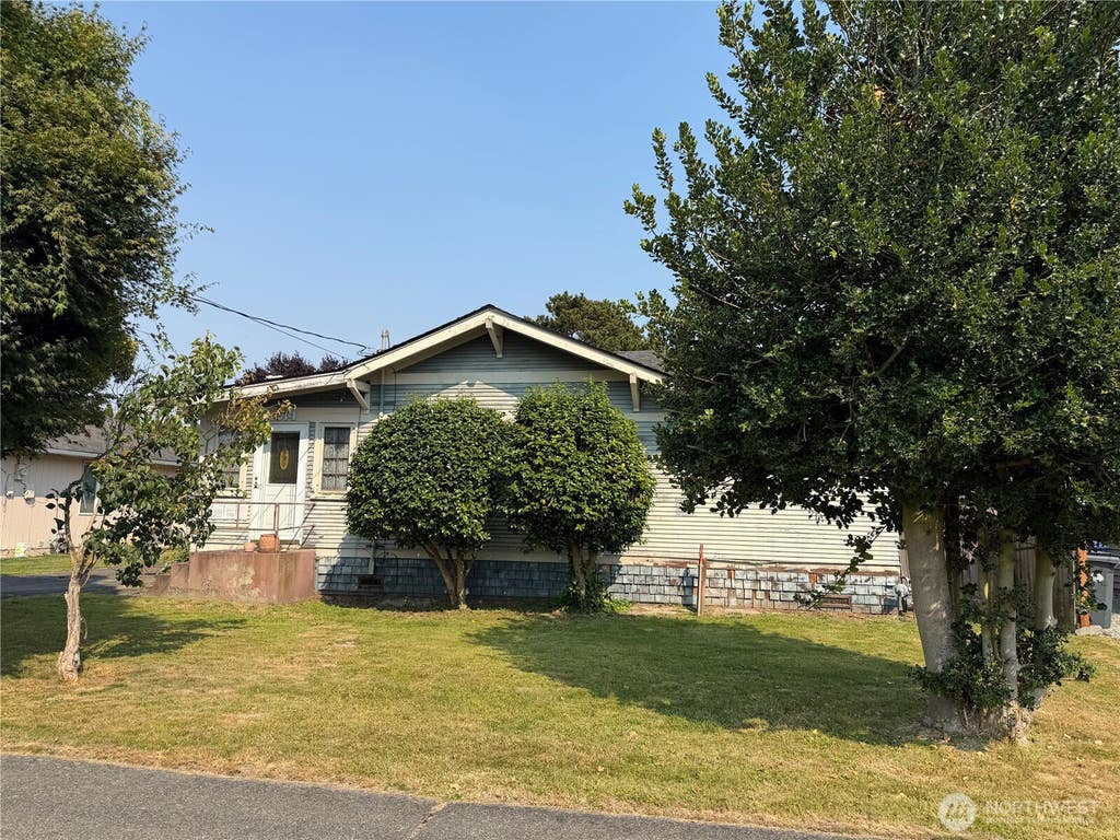 Photo of 1814 Douglas Street, Mount Vernon, WA 98273 (MLS # 2569663)