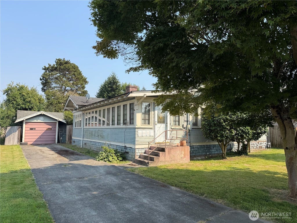 Photo of 1814 Douglas Street, Mount Vernon, WA 98273 (MLS # 2569663)